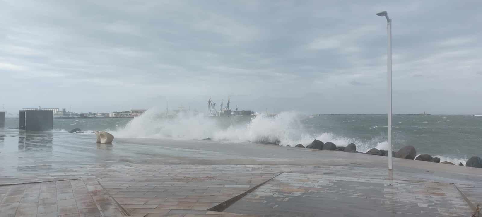 Se sale el mar en bulevar de Veracruz por fuerte oleaje