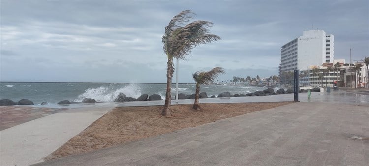 Se sale el mar en bulevar de Veracruz por fuerte oleaje