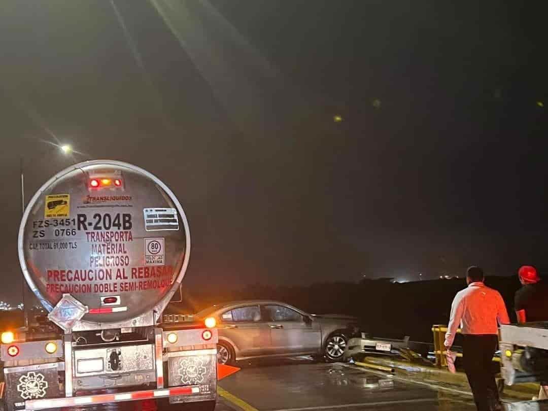 ¡Casi se cae del puente!, caos vial tras accidente entre dos vehículos en el Coatza I