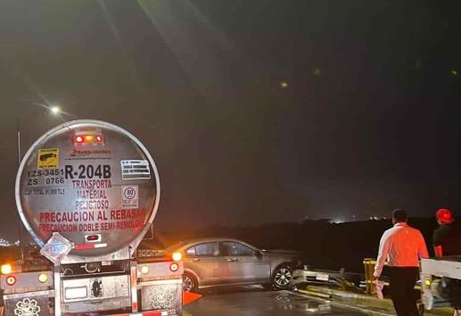 ¡Casi se cae del puente!, caos vial tras accidente entre dos vehículos en el Coatza I