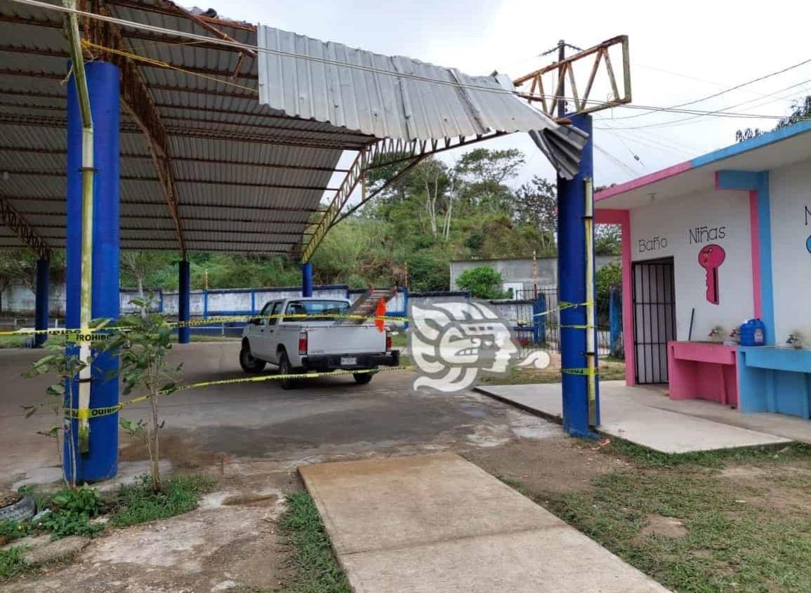 Fuerte viento desprendió techados en Villa Cuichapa