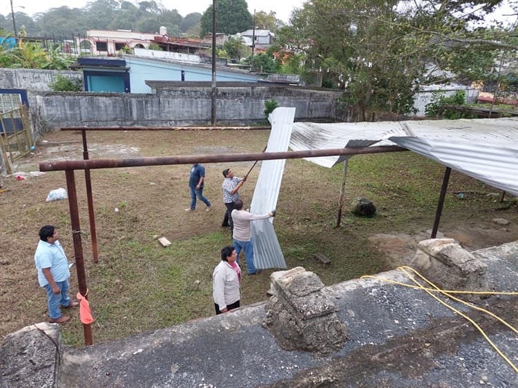 Fuerte viento desprendió techados en Villa Cuichapa