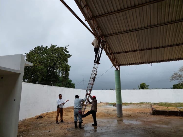 Fuerte viento desprendió techados en Villa Cuichapa