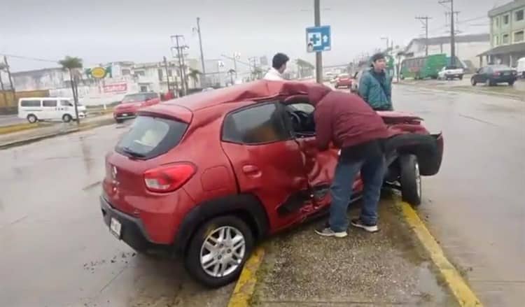 Destrozan vehículo en colisión contra urbano