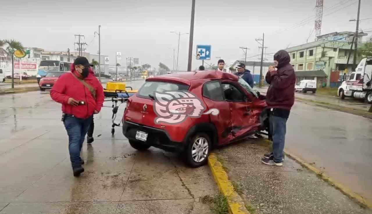 Destrozan vehículo en colisión contra urbano en el sur de Veracruz