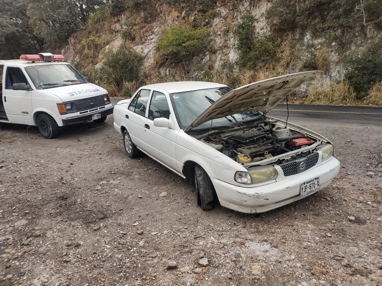 Conductor estrella su auto contra tráiler para evitar caer a un barranco tras falla mecánica