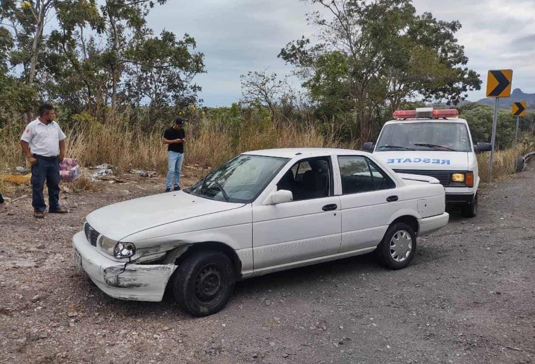 Conductor estrella su auto contra tráiler para evitar caer a un barranco tras falla mecánica