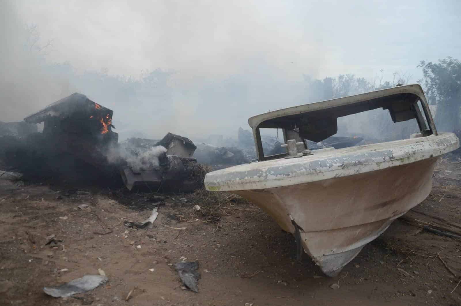 Voraz incendio consume 30 lanchas abandonadas en carretera de Playa de Vacas