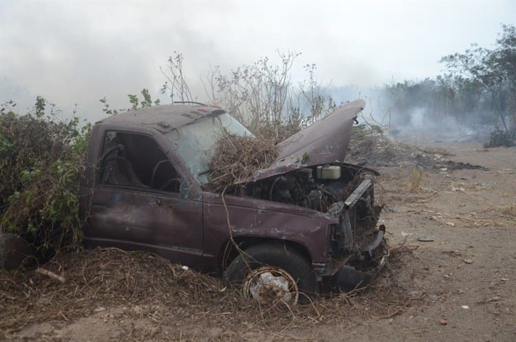 Voraz incendio consume 30 lanchas abandonadas en carretera de Playa de Vacas