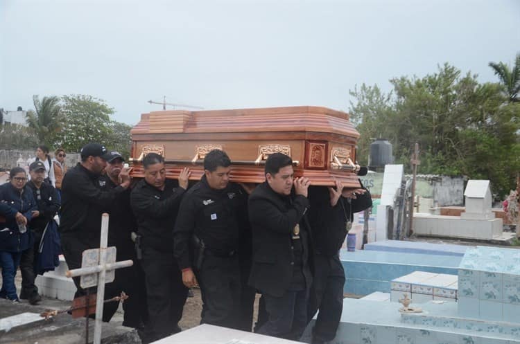 Amigos y familiares sepultan a policía ministerial fallecido durante la balacera en Paso del Toro