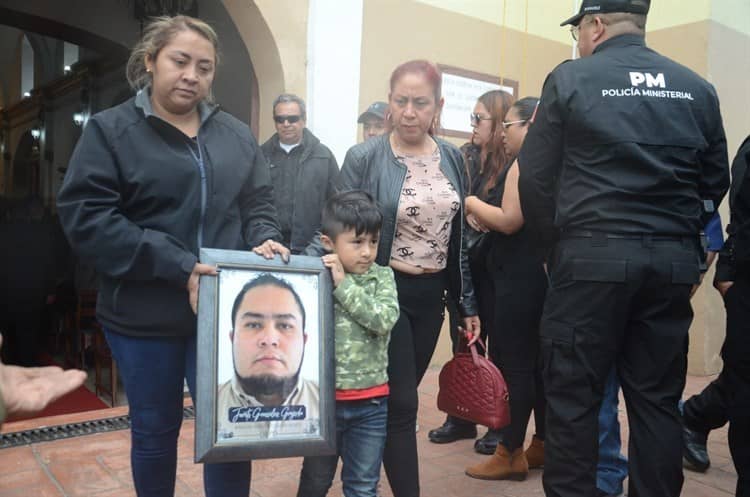 Amigos y familiares sepultan a policía ministerial fallecido durante la balacera en Paso del Toro