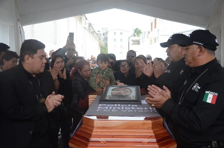 Amigos y familiares sepultan a policía ministerial fallecido durante la balacera en Paso del Toro