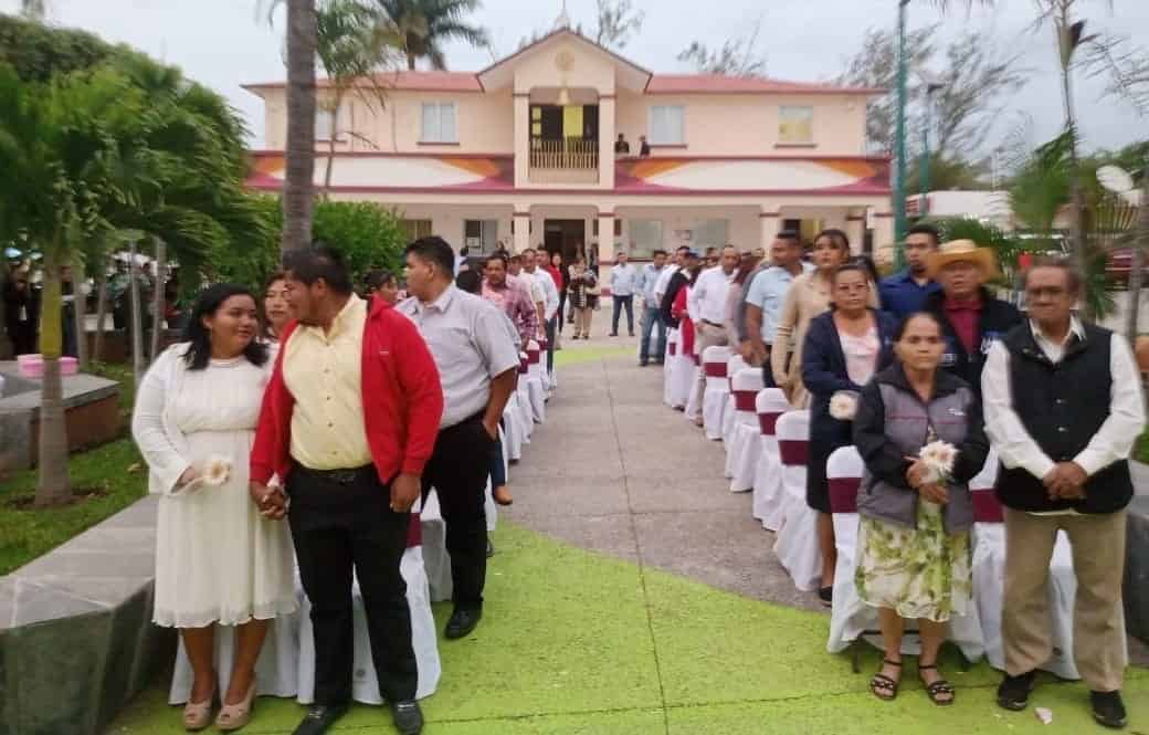 Se casan 50 parejas en bodas colectivas en Manlio Fabio Altamirano