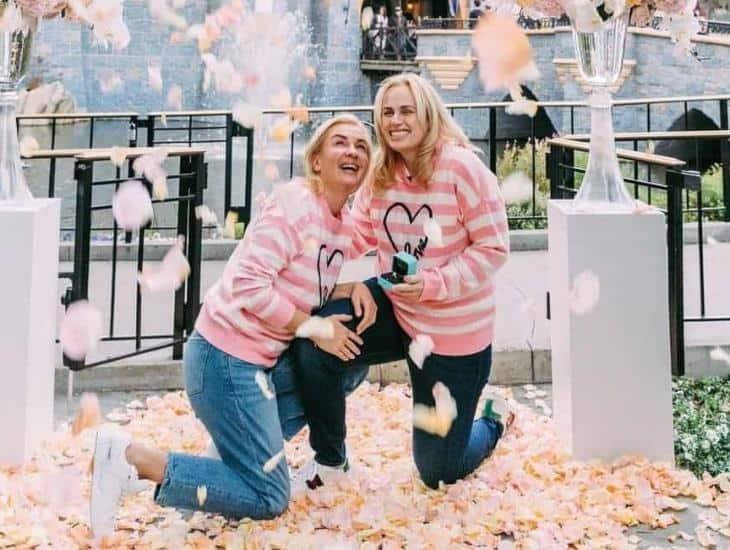 ¡Dijimos que sí!: Rebel Wilson entrega anillo de compromiso a Ramona Agruma en Disneylandia