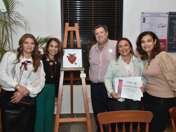 Inauguran exposición Abrazo de Amor