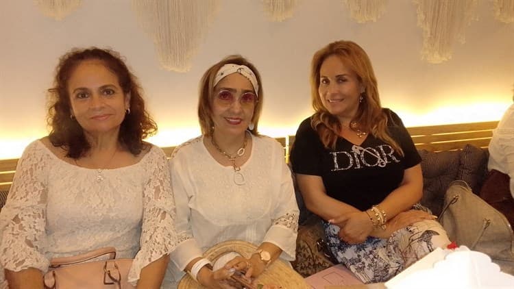 Amigas de Rochy Silva asisten a showroom