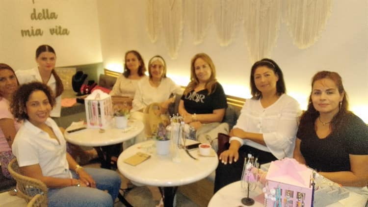 Amigas de Rochy Silva asisten a showroom