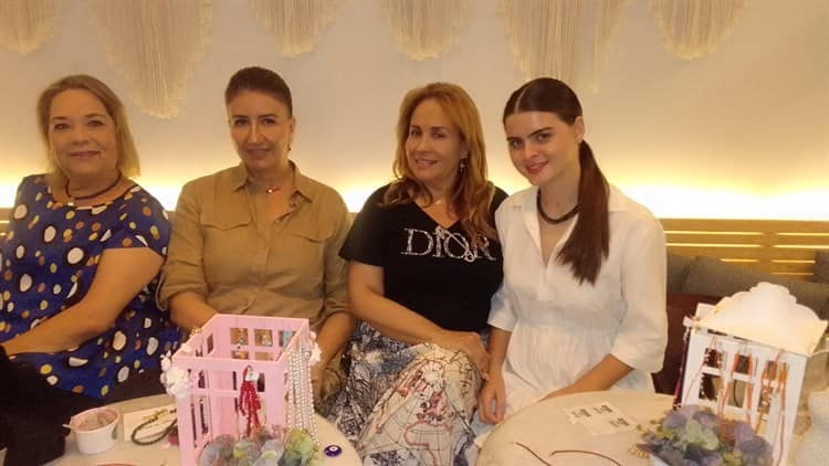 Amigas de Rochy Silva asisten a showroom