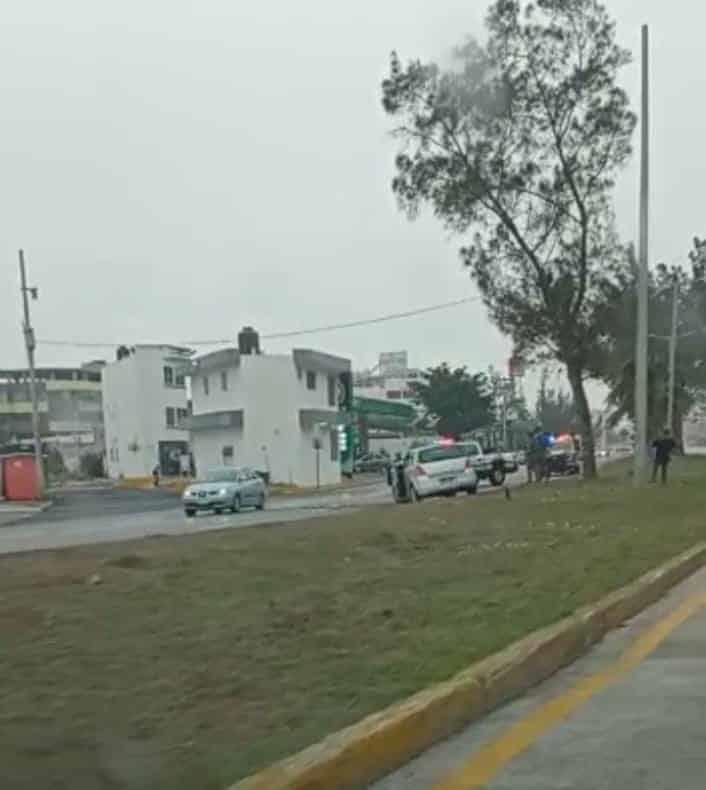 Conductor pierde el control y termina en el camellón de Fidel Velázquez, en Veracruz