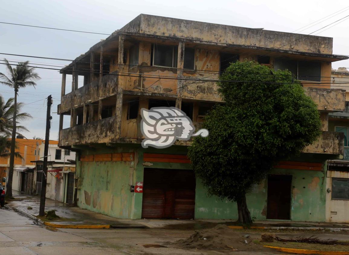 Se desmoronan casas abandonadas