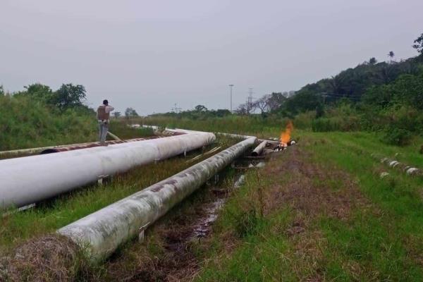 En Coatzacoalcos, se incendian tuberías que conectan Complejos Morelos y Cangrejera