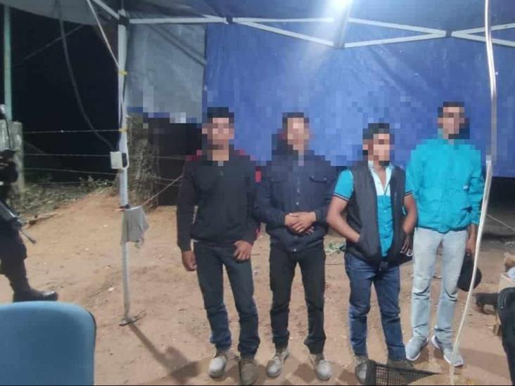 Resguarda Policía Estatal a 18 migrantes en la zona sur