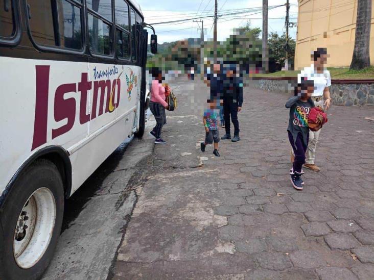 Resguarda Policía Estatal a 18 migrantes en la zona sur