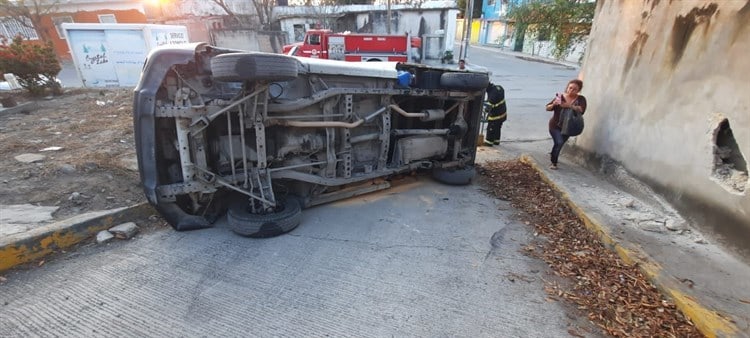 Vuelca camioneta repartidora de agua por falla mecánica en colonia de Veracruz