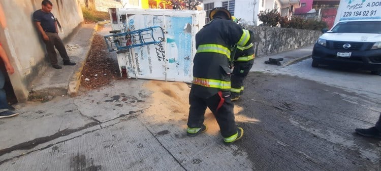 Vuelca camioneta repartidora de agua por falla mecánica en colonia de Veracruz