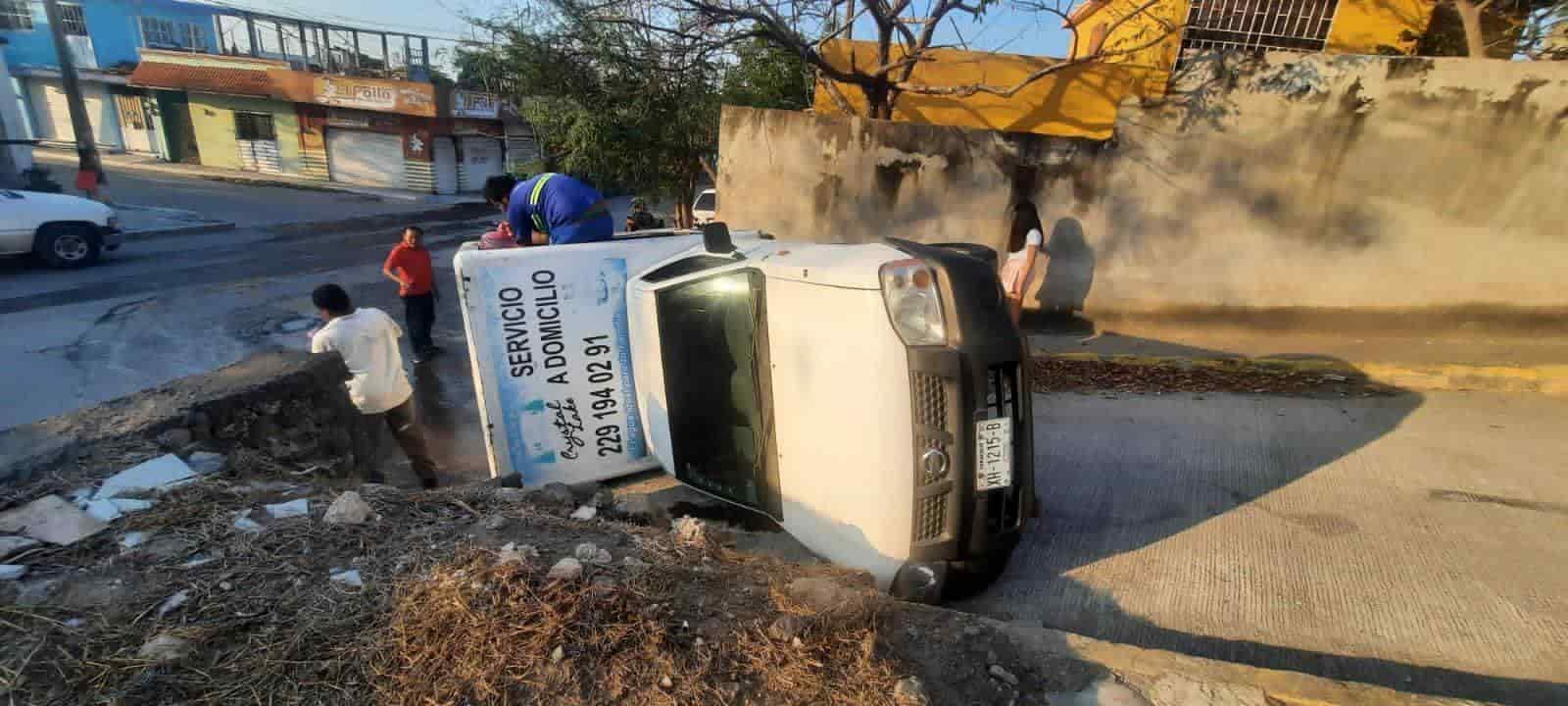 Vuelca camioneta repartidora de agua por falla mecánica en colonia de Veracruz