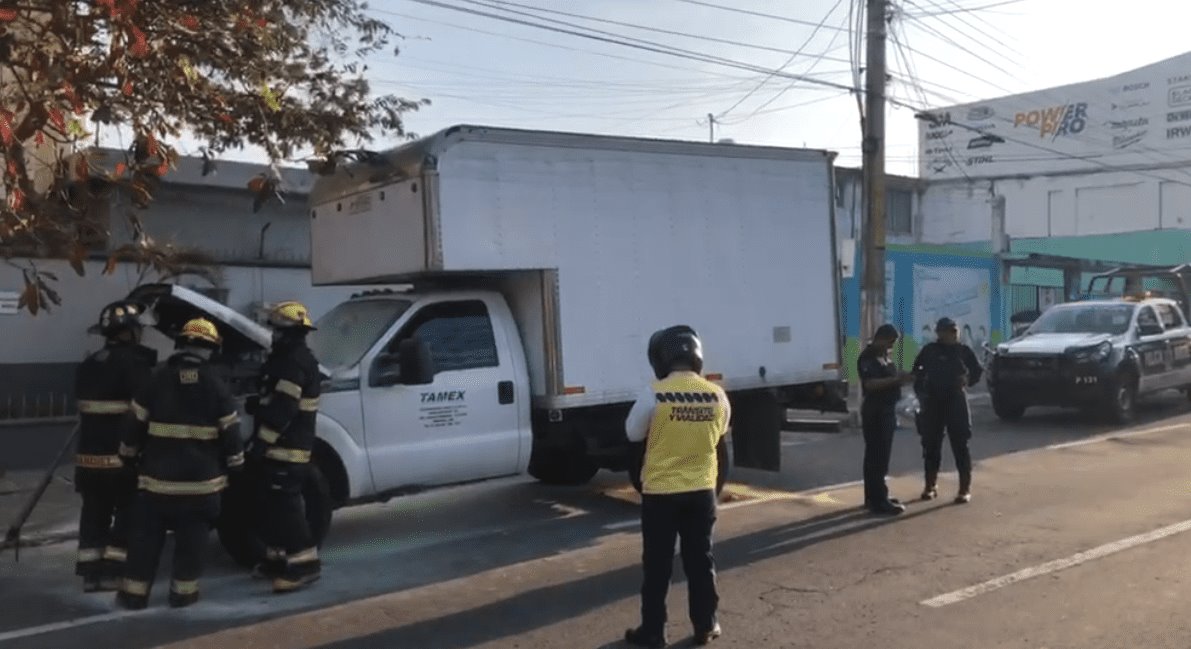 Se registra conato de incendio de camioneta sobre la avenida Simón Bolívar(+Video)