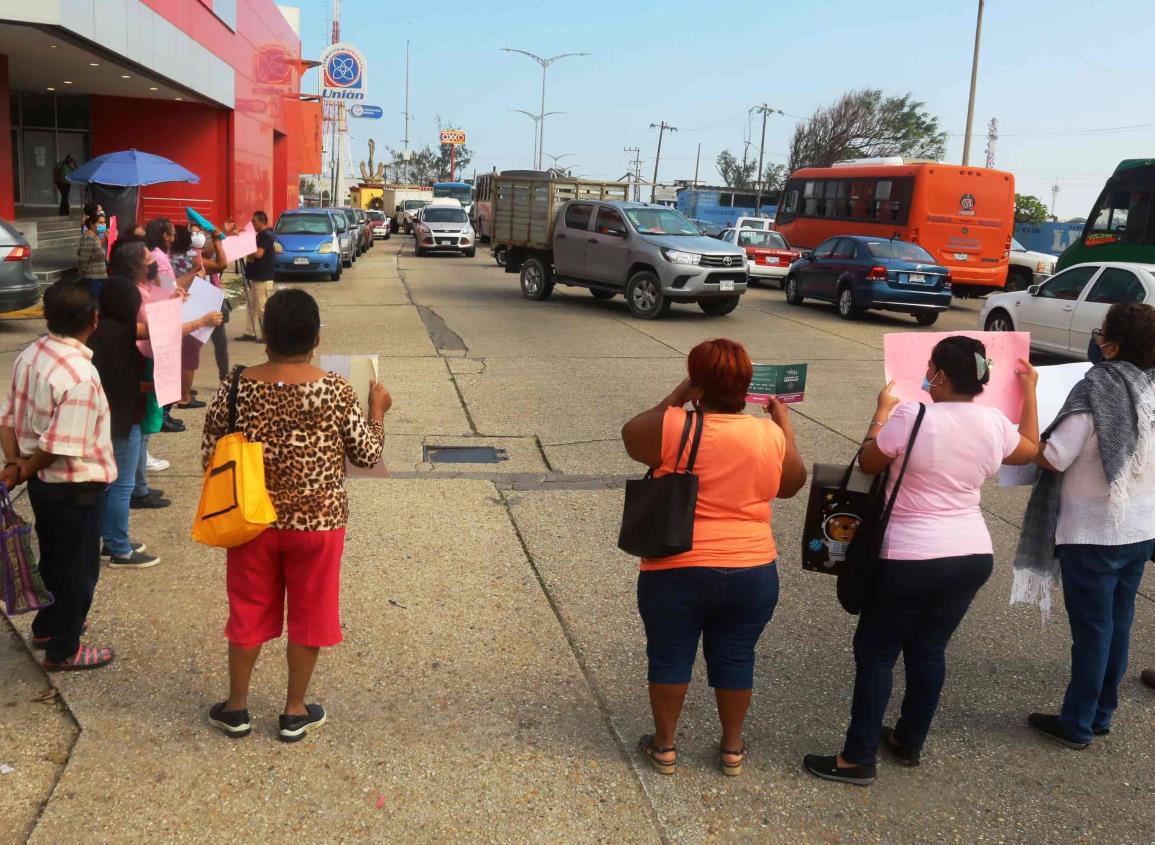 Plantón ahoga avenida de Coatzacoalcos; exigen especialistas al IMSS (+Video)