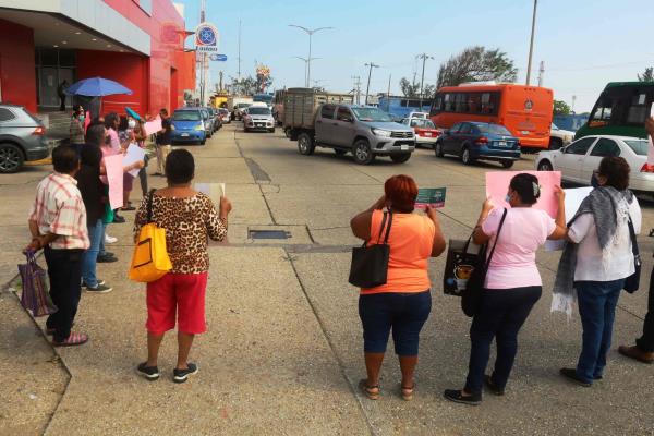 Exigen especialistas en IMSS Coatzacoalcos; cierran calles (+Video)