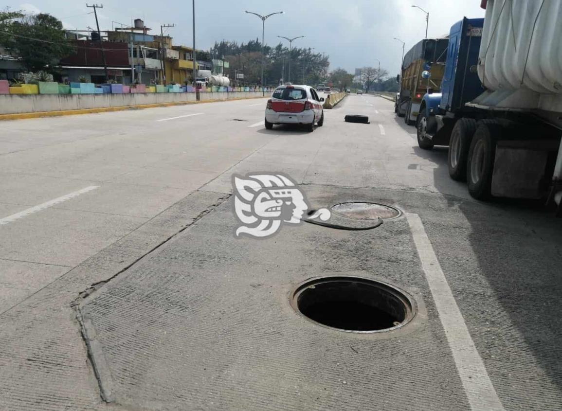 Peligroso hoyanco en la avenida del Puente, previo al puente Caracol