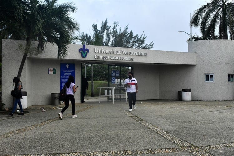 Estudiantes de posgrados en UV cuentan con becas Conacyt