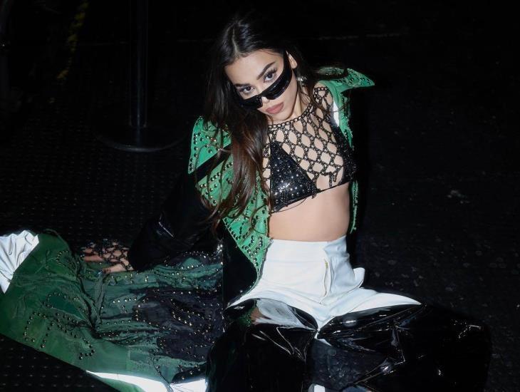 Danna Paola se besa con bailarina en concierto en Torreón (+Video)