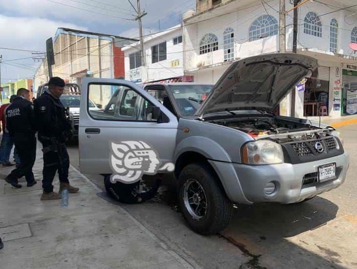 Detectan camioneta robada durante trámite en Hacienda en Acayucan