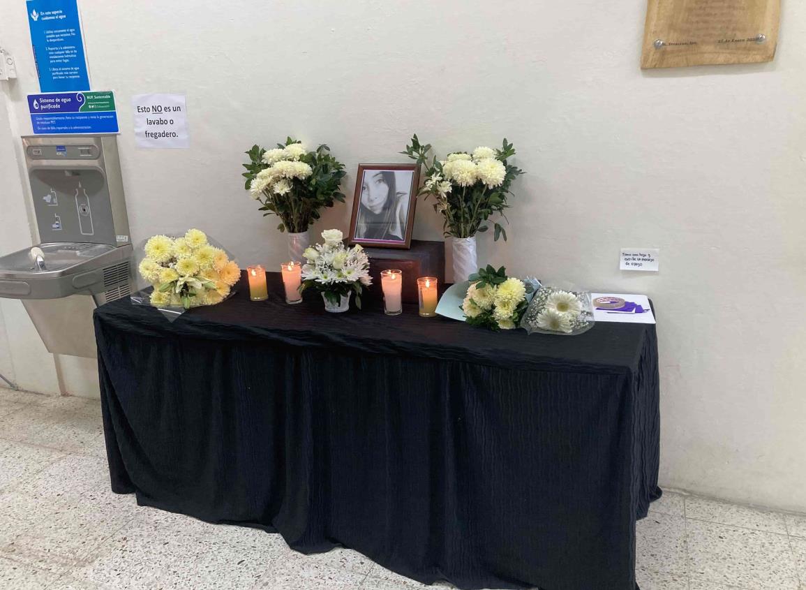 Colocan altar en memoria de Karina en Facultad de Nutrición