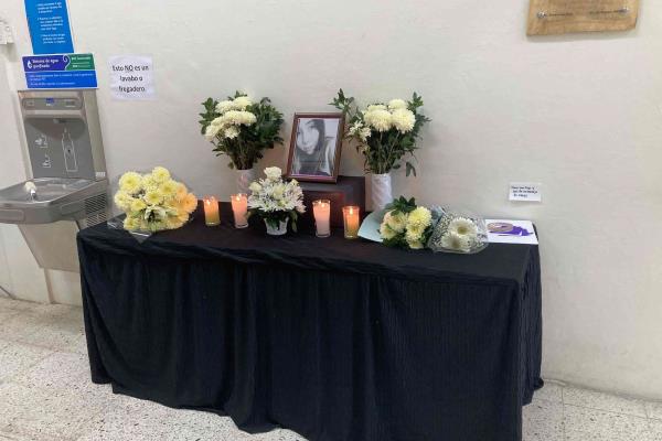 Con altar recuerda a Karina en Facultad de Nutrición y exigen justicia para víctimas de feminicidio