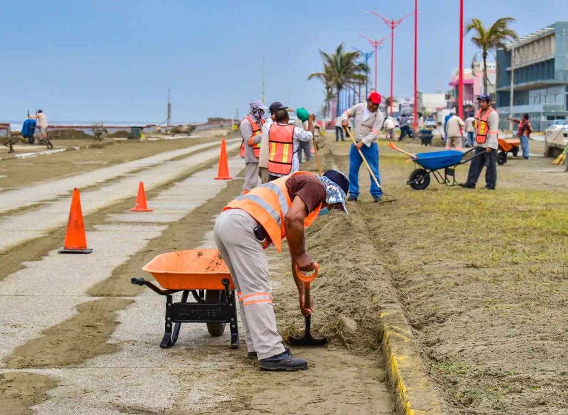 Limpian Malecón Costero tras paso de Frente Frío 33