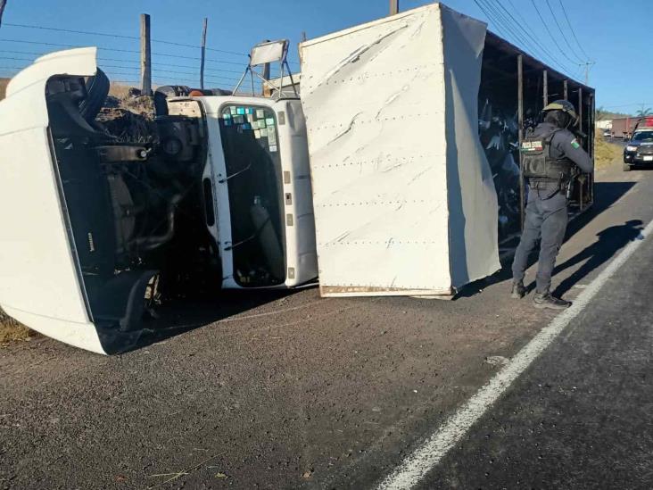 Camión que transportaba motocicletas vuelca en El Lencero