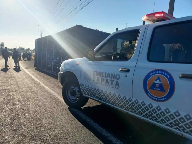 Camión que transportaba motocicletas vuelca en El Lencero