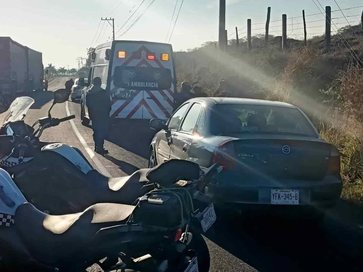 Camión que transportaba motocicletas vuelca en El Lencero