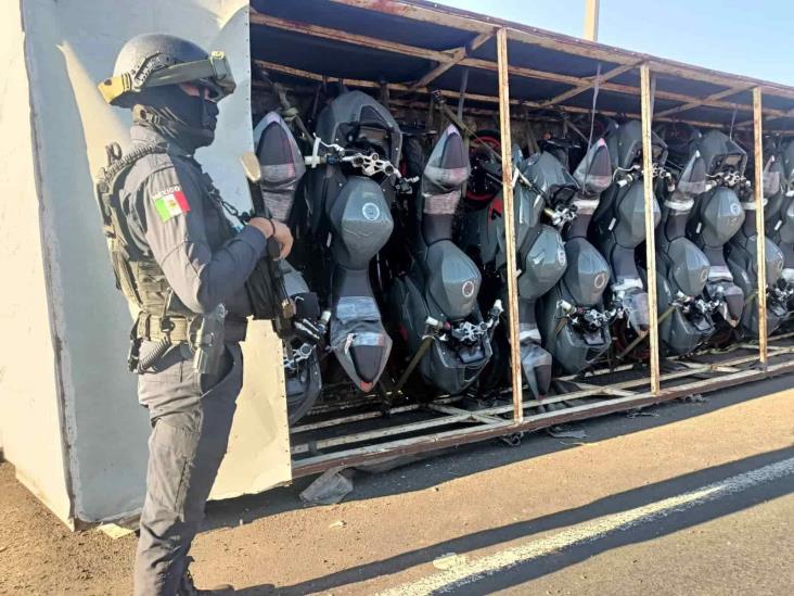 Camión que transportaba motocicletas vuelca en El Lencero