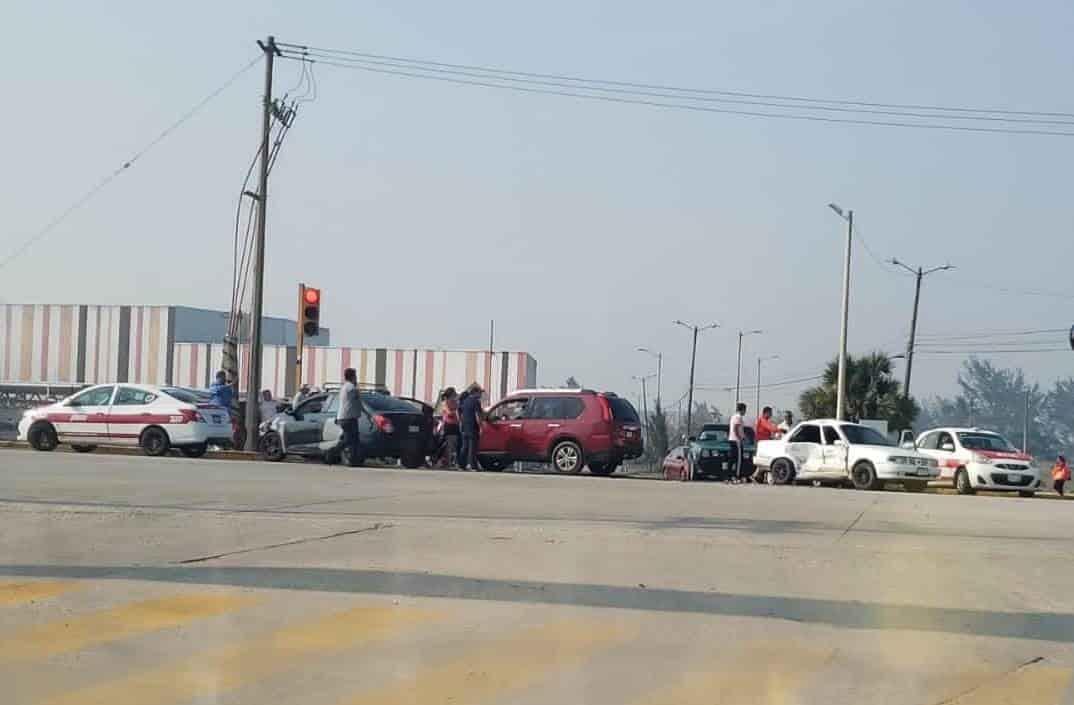 Aparatoso choque; dos personas lesionadas al poniente de Coatzacoalcos