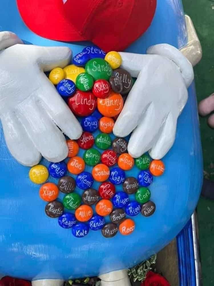 Dulce sepultura: entierran a abuelita en ataúd de chocolates M&Ms