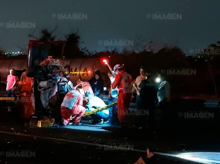 ¡Fuerte accidente! Vuelca tráiler y deja prensada a familia en su auto en la Veracruz-Cardel (+Video)