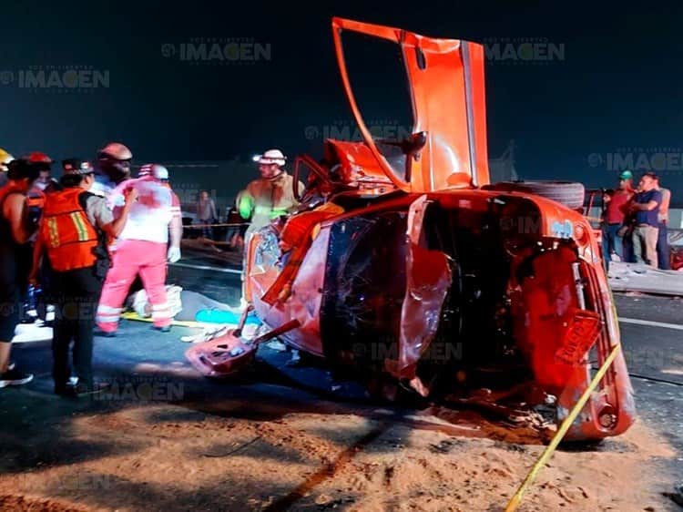 ¡Fuerte accidente! Vuelca tráiler y deja prensada a familia en su auto en la Veracruz-Cardel (+Video)