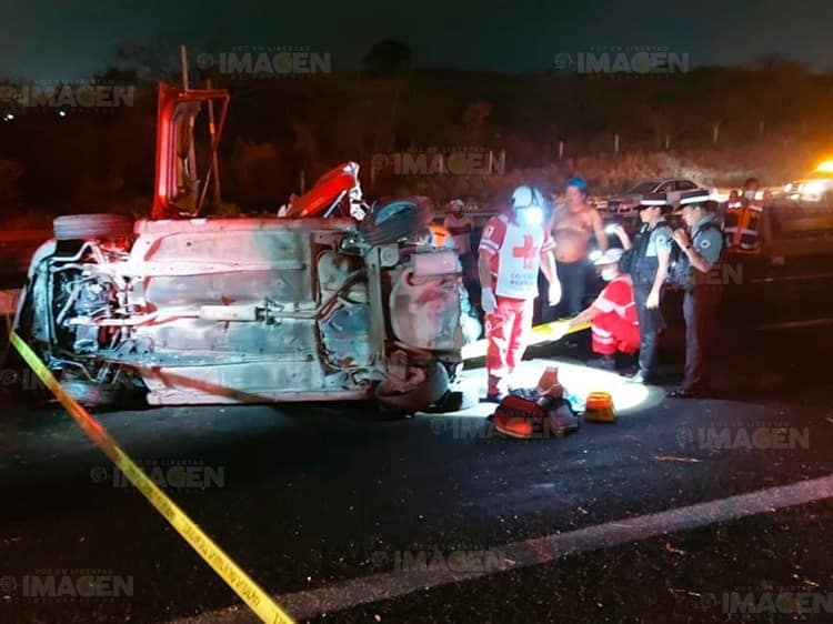 ¡Fuerte accidente! Vuelca tráiler y deja prensada a familia en su auto en la Veracruz-Cardel (+Video)