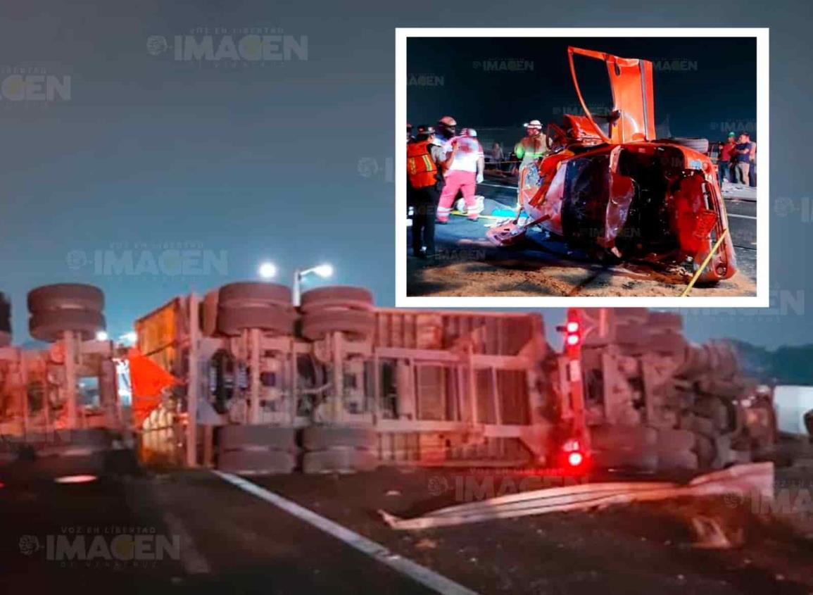 ¡Vuelven a nacer! Vuelca tráiler y deja prensada a familia en su auto en la Veracruz-Cardel (+Video)